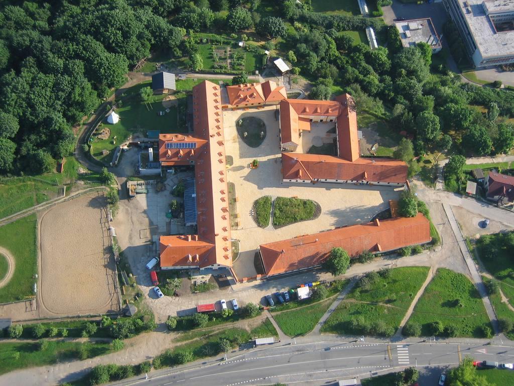 SDH podle odborného zaměření: Paradrezura Paravoltiž PPK AVK hipoterapie hipoterapie v RP 1 2 2 4 5 6 11 15 0 2 4 6 8 10 12 14 16 hipoterapie v RP hipoterapie AVK PPK Paravoltiž Paradrezura 2017 5 15