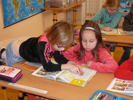1. B 2. 3. 2018 jsme před jarními prázdninami stihli ještě péci. Přišli za námi naši kamarádi z MŠ Nemocniční a společně s nimi jsme pekli z obřadního pečiva.