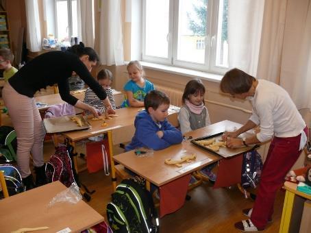 Povídali jsme si však také o zvířátkách, rozdělovali jsme je na zvířata ze zoo, statku i na mazlíčky a říkali si, jak bychom se o ně starali. Měli jsme totiž i hodinu prvouky.