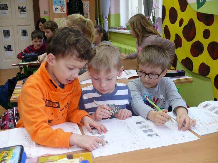 Psali jsme společně písmenka, četli jsme si ve slabikáři a za