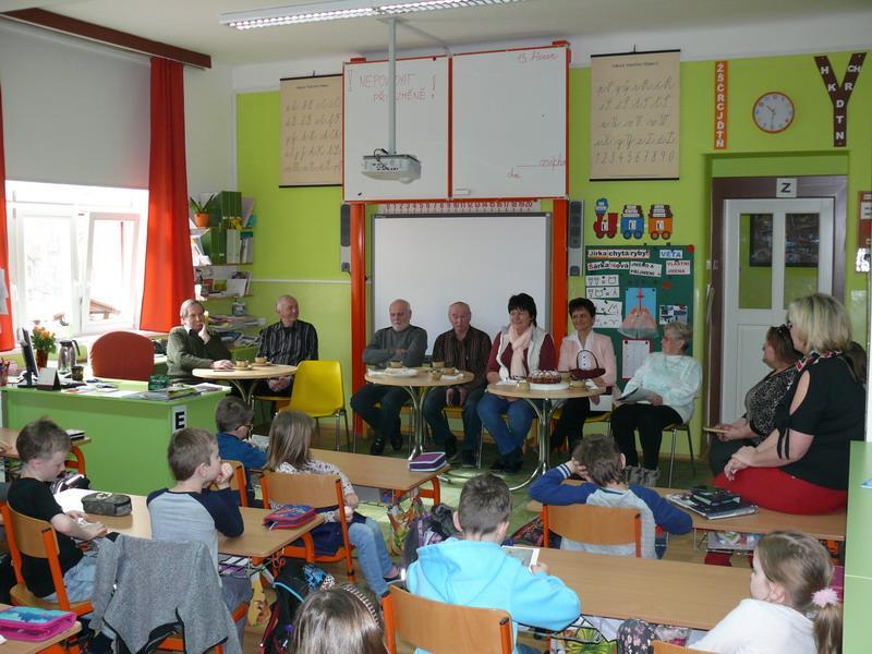 Děti s nadšením očekávaly své prarodiče a těšily se na jejich vyprávění.