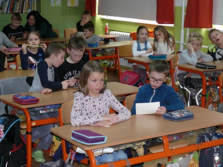 Děti měly připraveny otázky a prarodiče se vzájemně v odpovědích doplňovali a bylo na