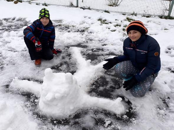 Hledala dlouho, když zahlédla u hladiny malou rybku. Snažila se za ní vyplavat, ale rybka zmizela. V tom uviděla velikou vlnu, kteráji vyplavila na hladinu.