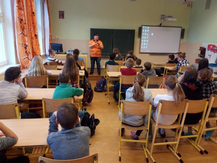 Mathilda se také angažuje v organizaci výcviku vodicích psů. Paní Šulcová je téměř od narození nevidomá a podělila se se žáky o své zkušenosti ze života.