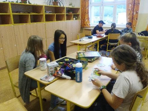 Většina dojíždíme z okolních vesniček, ale někteří