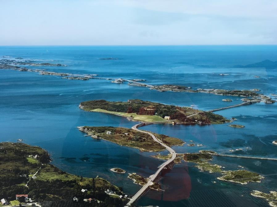 Ze skokanského můstku je výhled na celé město a Oslo fjord a za příplatek si z něj můžete sjet na laně. My jsme ve strachu o své zdraví raději pokračovali v naší cestě směrem na sever.