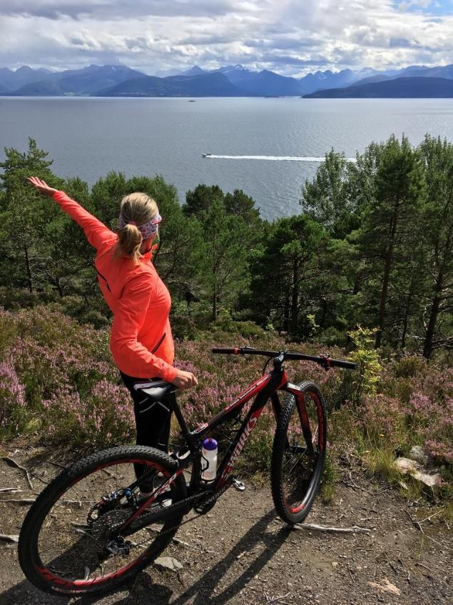Snídani jsme si vychutnali v národním parku Jotunheimen u malého jezírka v přírodním sportovním areálu, kde byly vyvěšené a popsané různé tréninkové jednotky.