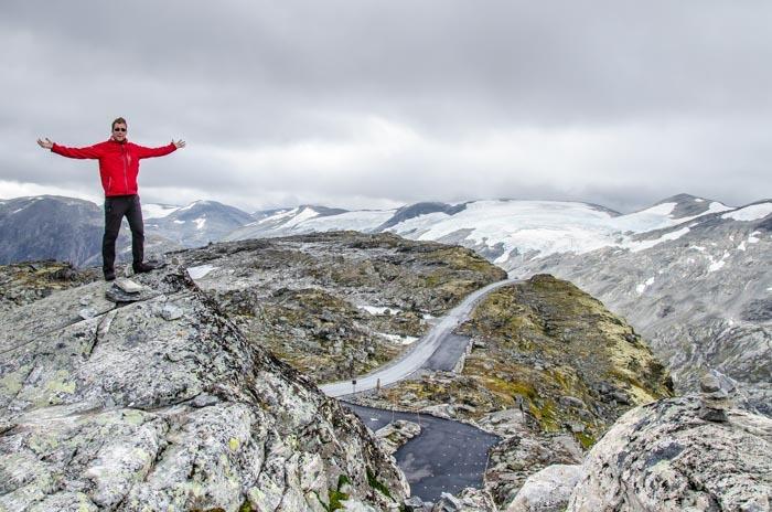 Vysoko položená vyhlídka Dalsnibba Flydasjuvet Rock Geiranger Fjord Flydasjuvet Rock je krásná vyhlídka na pohádkový