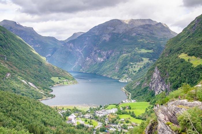 Výhled na Geirangerfjord z vyhlídky Flydasjuvet Rock Ledovce Jižní Norsko Mohlo by se zdát, že ledovce budou převážně na severu Norska, ale i jižní Norsko nabízí spoustu nádnerných ledovců.