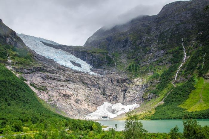 Pohled na ledovec Bøyabreen z parkoviště Buarbreen Buarbreen je další ledovec, ke kterému se dá dostat velice blízko pěšky. Celá túra je dlouhá zhruba 5 km a trvá 3 hodiny.