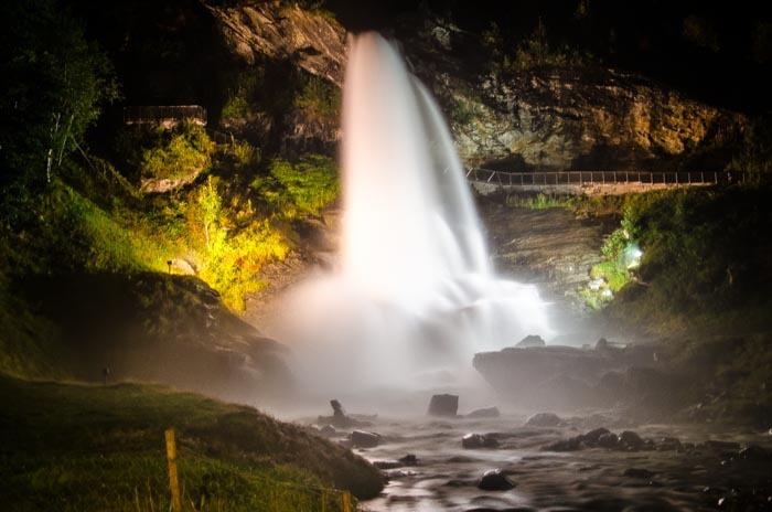 Vodopád Steinsdalsfossen v noci Låtefossen Låtefossen je další vodopád přímo u silnice.