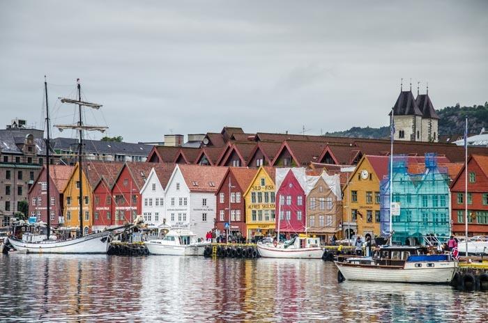 Malebné domečky Bryggen Trondheim Trondheim je další pobřežní město, které stojí za návštěvu.