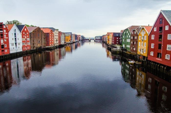 Trondheim výhled z historického mostu Gamle Bybro Ålesund Ålesund je Malebné město na pobřeží oceánu.