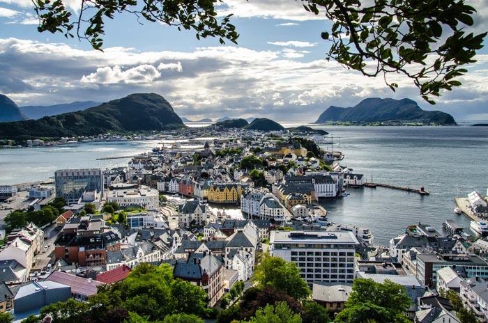 Pohled na celý Ålesund z vyhlídky Byrampen Ostatní jižní Norsko Atlantic Ocean Road Silnice spojující malé ostrůvky v oceánu Atlantic Ocean Road