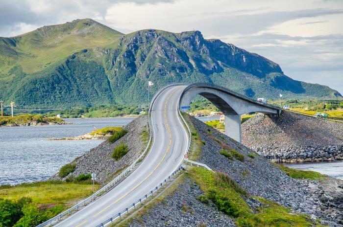 Jeden z mostů na Atlantic Ocean Road Heddal stave church Největší dřevěný sloupový kostel na světě Heddal