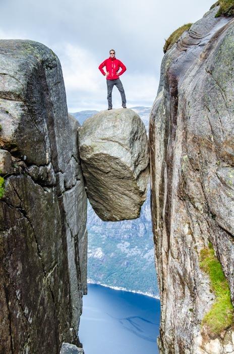 Za parkoviště dáte 200 NOK. Kjeragbolten kámen visící ve výšce 1000 metrů nad fjordem.