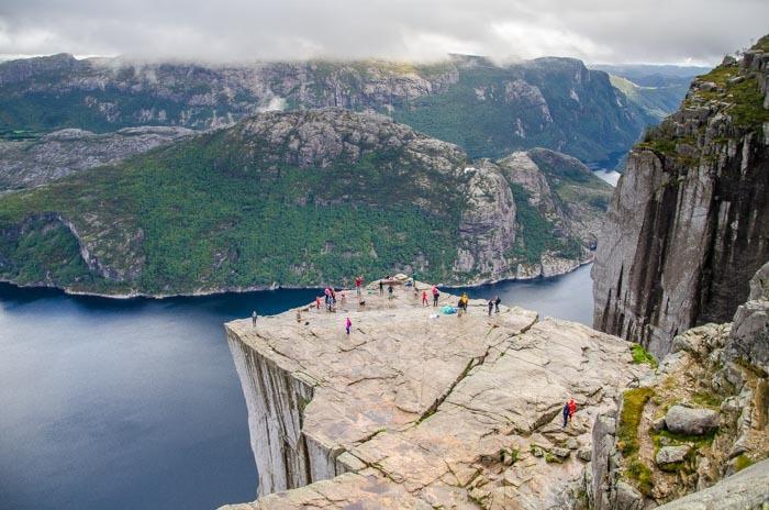 Ostatní vedou celé po skalách, tato túra vede z velké části lesem. Za parkoviště dáte 200 NOK. Preikestolen 600 metrů vysoká kolmá stěna, která se přezdívá Kazatelna.