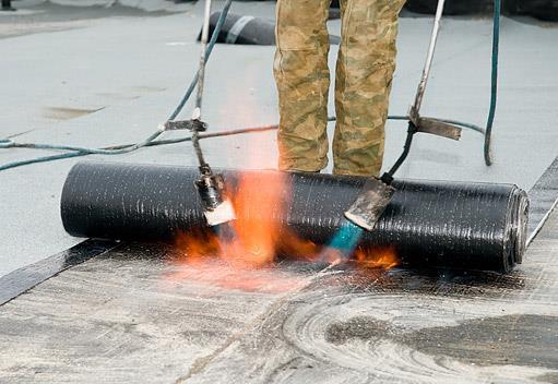 4.5.2 Stabilizácia strešného plášťa natavením najbežnejší spôsob montáže hydroizolácie z asfaltových pásov, kedy sa pomocou plameňa natavujú asfaltové pásy na vhodne pripravený podklad (penetrovaný