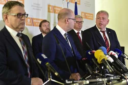 TREFA STRANA 3 PROČ JE NECHTĚJÍ OBČANÉ VOLIT A PROČ JE NEMAJÍ OBČANÉ DNES RÁDI? ANO TY A koho že? NO, přece stávající sociální demokracii. Otázka před říjnovými volbami přímo na tělo a jak se patří.