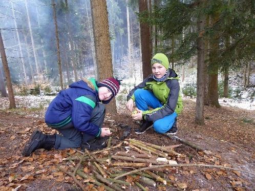 na hokej na bludovské multifunkční hřiště a na začátku dubna pak ještě odjeli do Šumperka na sportovní turnaj (vlčata a světlušky vybíjená, skauti fotbal, roveři badminton).