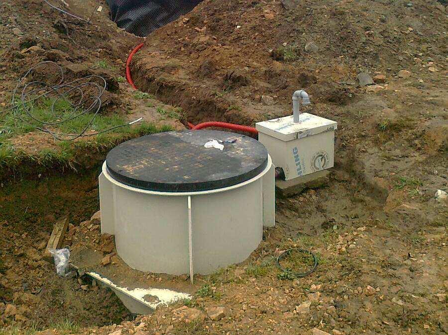 Kontrola instalace ČOV Před uvedením čistírny do provozu zkontrolujte správnost osazení a instalaci čistírny.