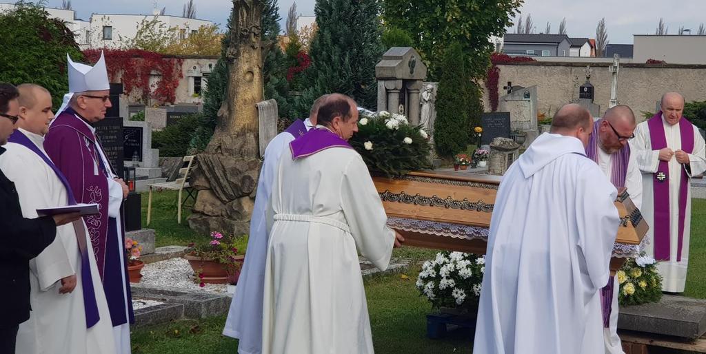 I po letech v dobrém vzpomínáme na to, jak pater Vošický precizně vedl mše svaté, na jeho laskavost, obětavost, na vlídné slovo a jemný humor.