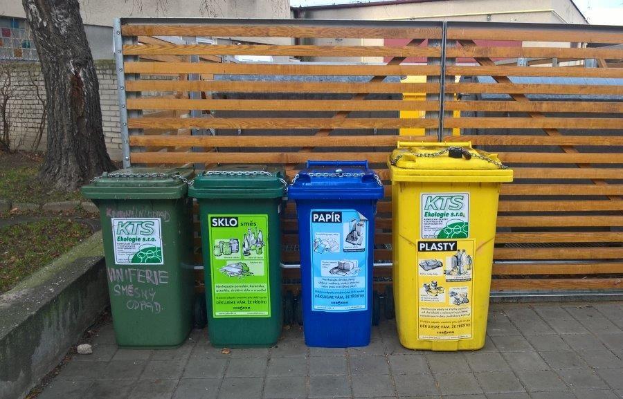 Exkurze proběhla ve městě Ţidlochovice a v obci Březí, kde tento systém jiţ nějakou dobu funguje. Systém door-to-door spočívá v tom, ţe občané mají nádoby na třídění přímo u svých domů.