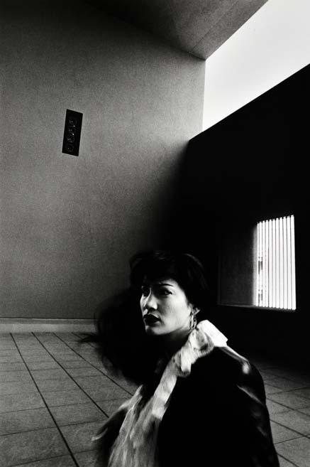 311 311 Kratochvíl Antonín 1947 Jennifer Lopez, San Antonio 1997/2000, černobílá fotografie, 59 40 cm, na zadní