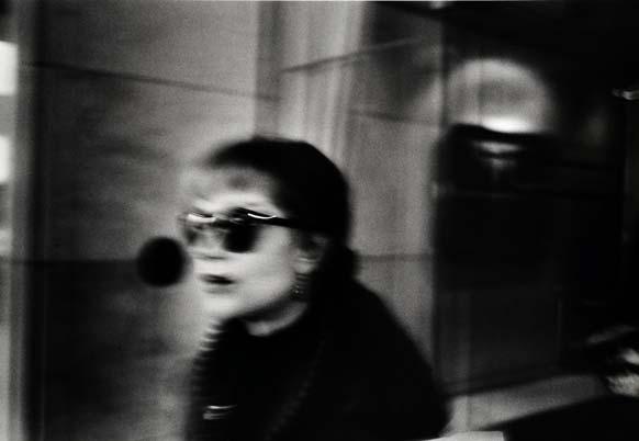 059 312 312 Kratochvíl Antonín 1947 Isabelle Huppert, Berlin 1990/2001, černobílá fotografie, 40 59 cm, na zadní 