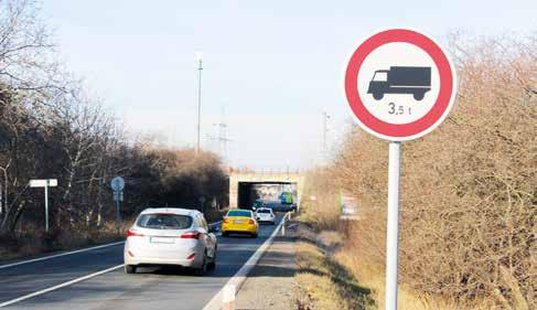 Doprava Na Jahodnici nově platí zákaz vjezdu nákladním vozidlům ZHRUBA OD POLOVINY LEDNA PLATÍ DO JAHODNICKÉ ČÁSTI ULICE ČESKOBRODSKÁ ZÁKAZ VJEZDU NÁKLADNÍM VOZIDLŮM O TONÁŽI NAD 3,5 TUNY.