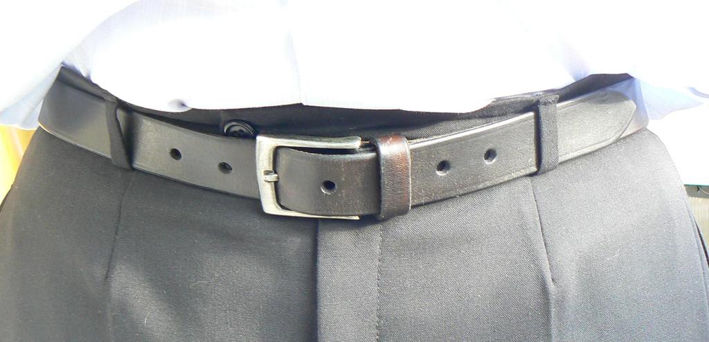 U společenských kalhot musí přezka pásku ladit se zapínáním a překlopem zapínání kalhot.