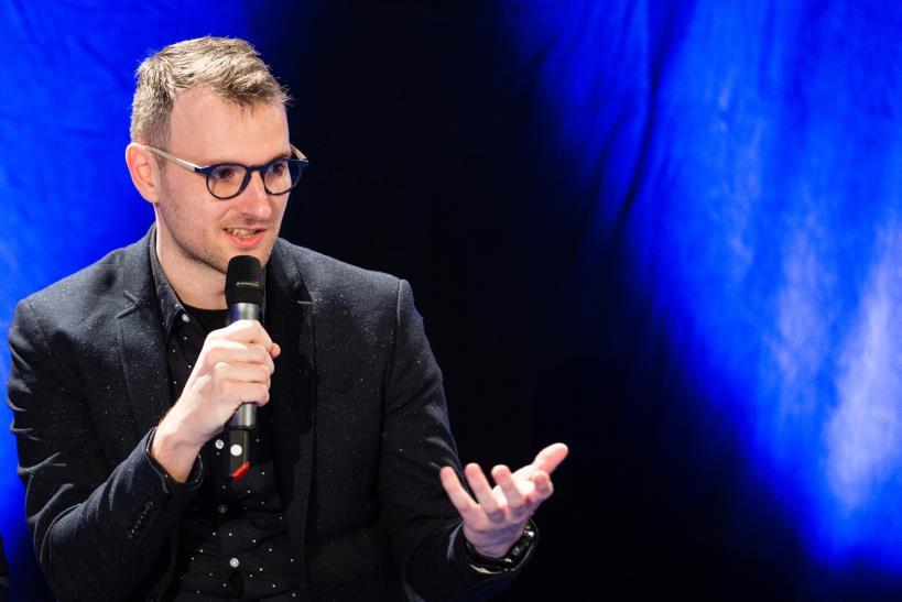 Miro Šifra: Velmi mnoho osudů z té doby jsme doteď ignorovali Proč jste se rozhodl Váš příběh zasadit právě do doby před rozpadem Československa? Protože to byla doba radikálních změn.