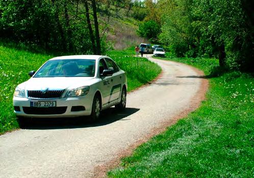 km 10,63 V5 Mezi ploty a rybníkem je zákaz vstupu v délce asi 300 metrů ale na konci, když rybník obejdete, je pěkný a bezpečný VÝ- HLED 2 na protijedoucí vozy.