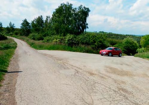 DM 6 DM 5 DM 7 Startovní je zřízeno na poli a je zde velký výhled na příjezd aut i na start rychlostní zkoušky.