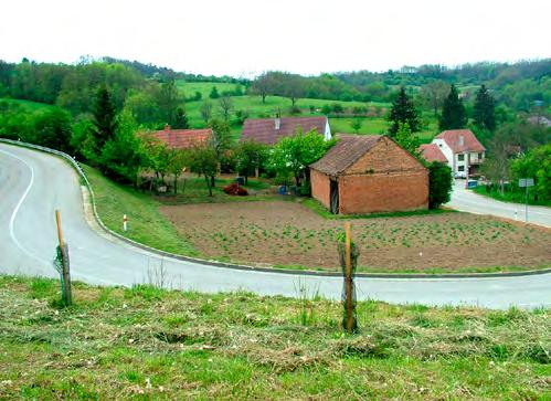 Z Hustopečí vyjedete po silnici 425 jižním směrem Bratislavskou ulicí a na kruhovém objezdu posledním výjezdem vyjedete směr H.Bojanovice. Parkování na hlavní komunikaci.