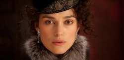 Anna Karenina Romantický/drama, USA, 2012, 130 min Režie: Joe Wright Hrají: Keira Knightley, Jude Law, Aaron Taylor-Johnson Nesmrtelný příběh ženy, kterou zahubila láska.