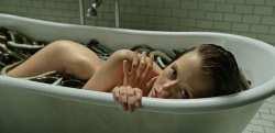 Lék na život Mysteriózní thriller, USA, Německo, 2017, 146 min Režie: Gore Verbinski Hrají: Dane DeHaan, Jason Isaacs, Mia Goth Monopol do: 16. 2. 2020 Dramatické události začínají většinou velmi nenápadně.