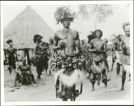 Příloha č. 4 Zandský šaman 1 253 253 MORTON, CH.: Zande abinza (witchdoctors) dancing. Pitt Rivers Museum.