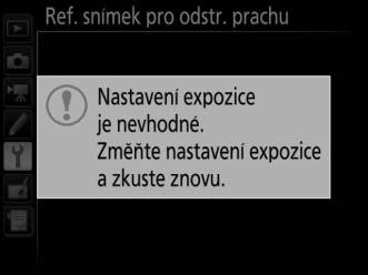 2 Za pomoci hledáčku vytvořte kompozici snímku s bílým objektem bez detailů. Objektiv fotoaparátu umístěte do vzdálenosti přibližně deseti centimetrů od dobře osvětleného bílého objektu bez struktur.
