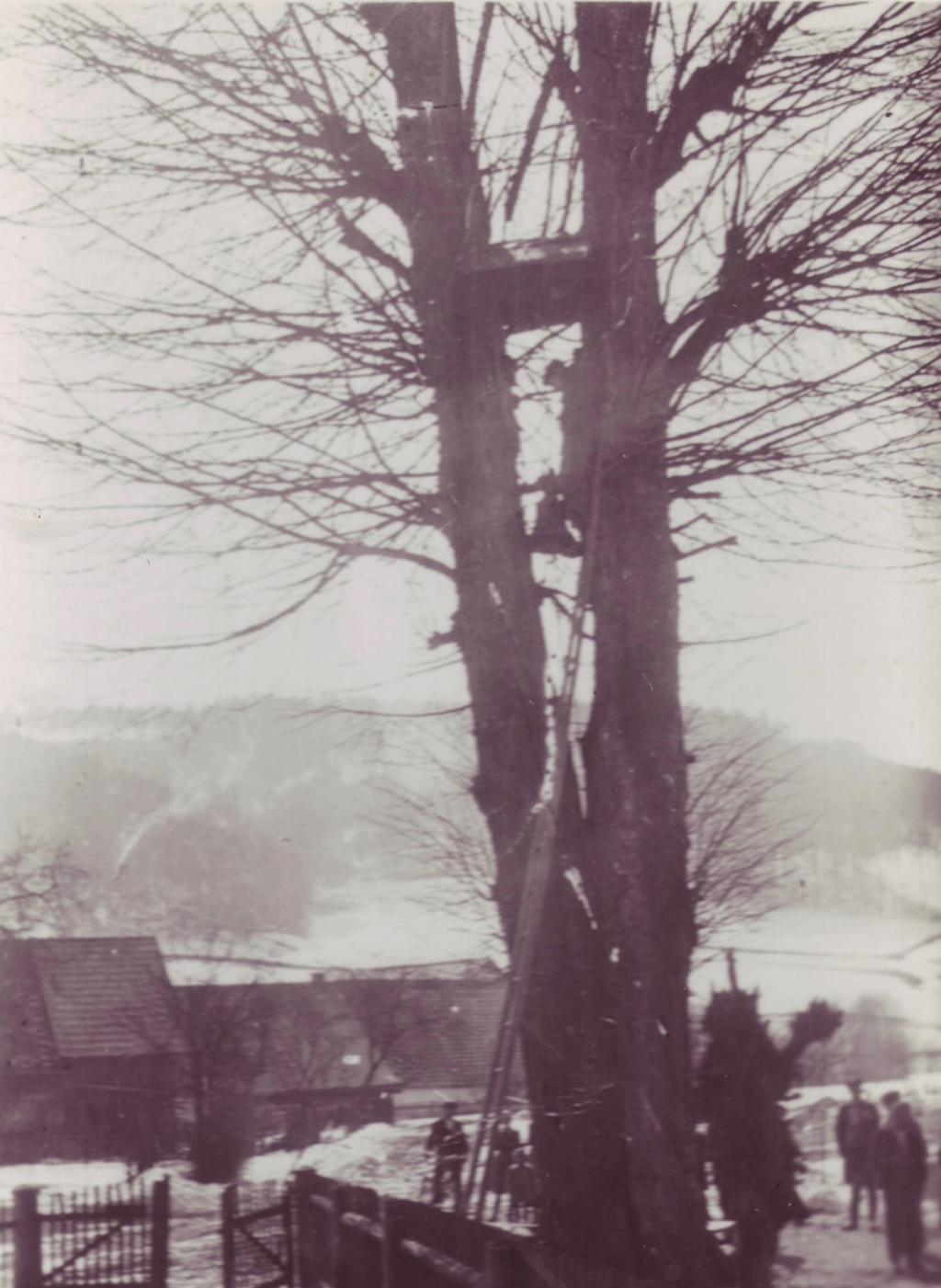 Obrazová příloha: 1942. Fotografie z rekvizice zvonu.