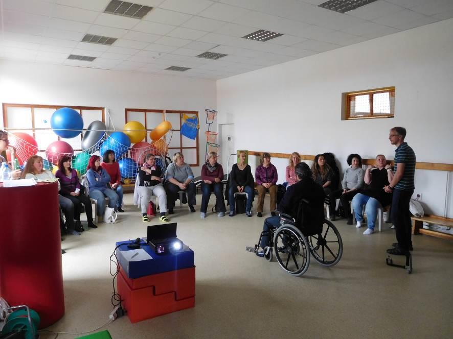VZDĚLÁVÁNÍ V SOCIÁLNÍCH SLUŽBÁCH Centru ARPIDA se v lednu tohoto roku podařilo získat akreditaci MPSV pro realizaci kurzů zaměřených na problematiku poskytování osobní asistence.