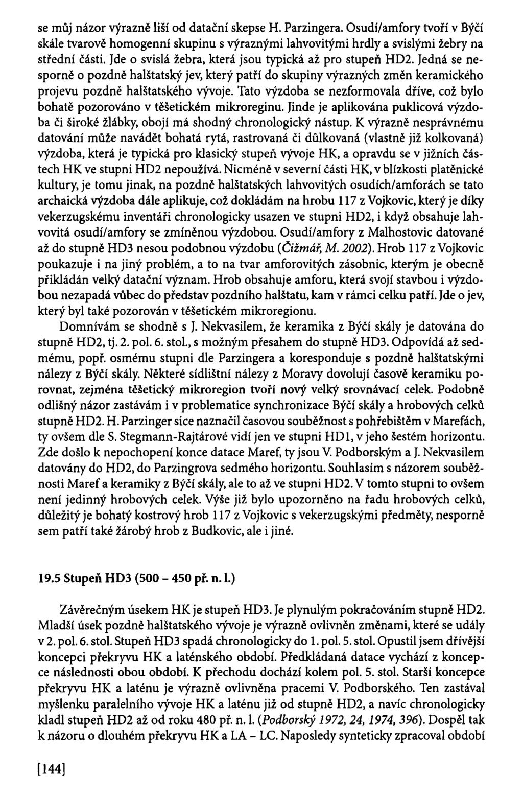 se můj názor výrazně liší od datační skepse H. Parzingera. Osudí/amfory tvoří v Býčí skále tvarově homogenní skupinu s výraznými lahvovitými hrdly a svislými žebry na střední části.