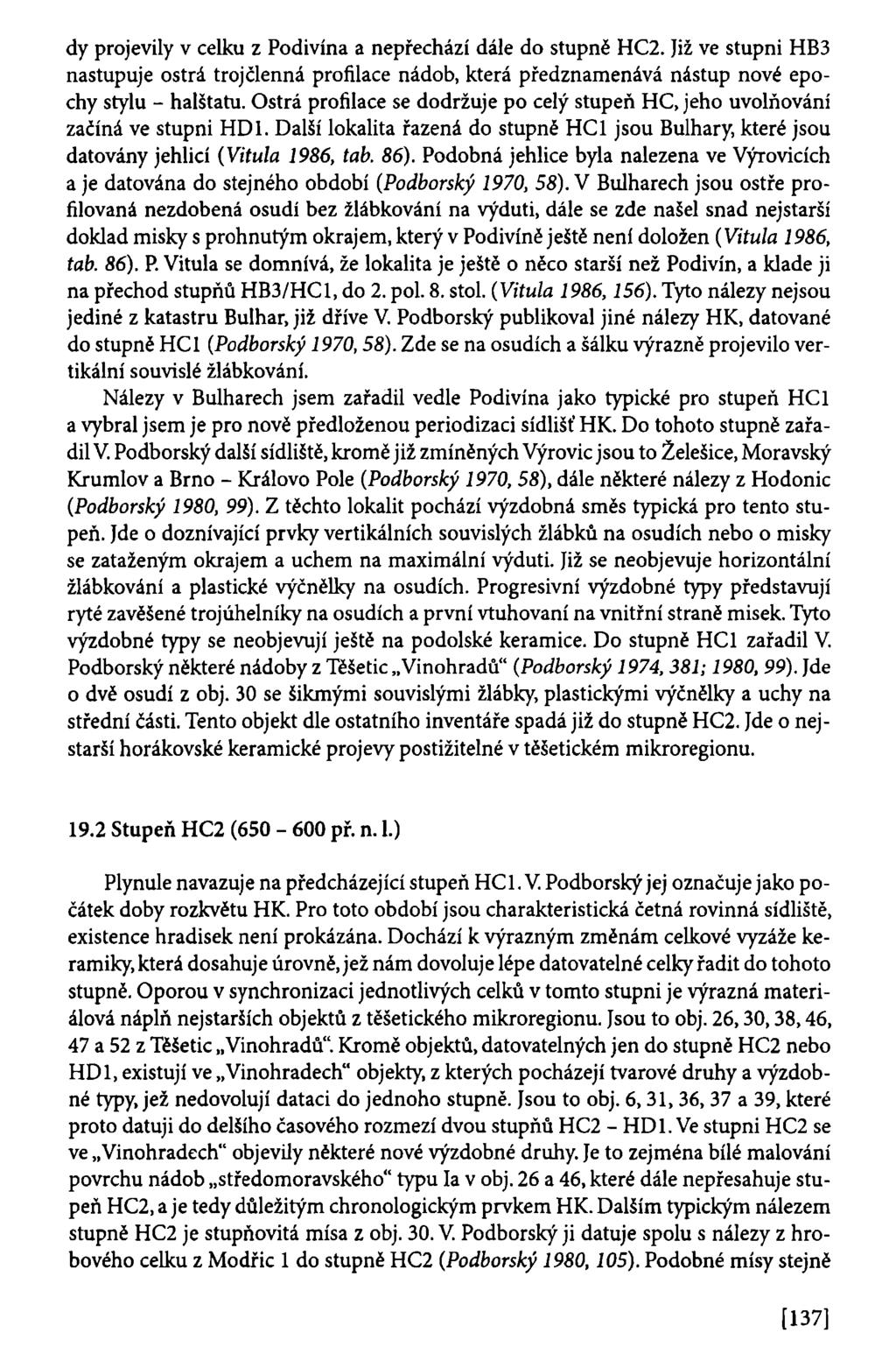 dy projevily v celku z Podivína a nepřechází dále do stupně HC2. Již ve stupni HB3 nastupuje ostrá trojčlenná profilace nádob, která předznamenává nástup nové epochy stylu - halštatu.