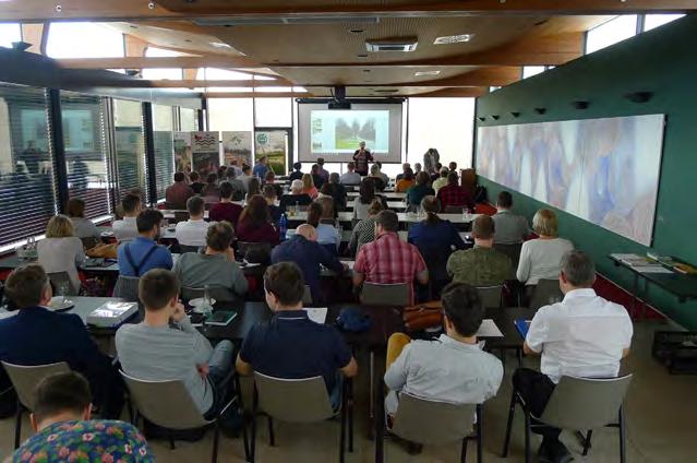 SHROMÁŽDĚNÍ ČLENŮ Odborný dopolední program zahájili kolegové ze ZF MENDELU blokem Trendy v zahradnických technologiích a v použití rostlin.