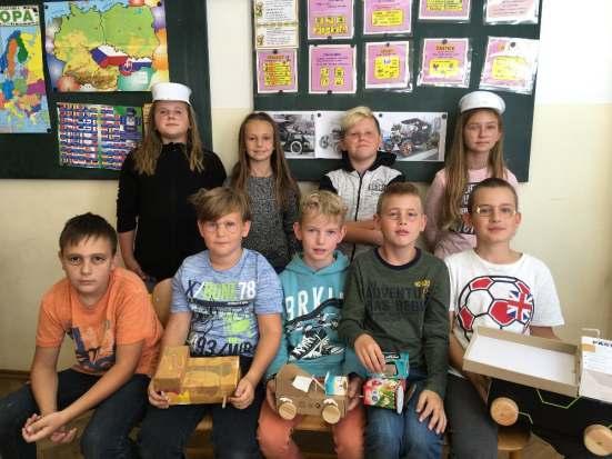A co bylo ve škole k vidění? Páteří výstavy byly samozřejmě žákovské práce. Menší děti tvořily hlavně výtvarná díla, starší žáci se pustili také do vyhledávání a zpracovávání informací.