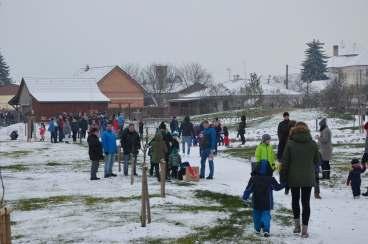 Předpokládáme, že zde vzniknou podélná místa na parkování (bez poplatku). I železniční zastávka (dnes zděná) bude odstraněna a bude postavena nová a menší. Chodník povede až k nástupišti.