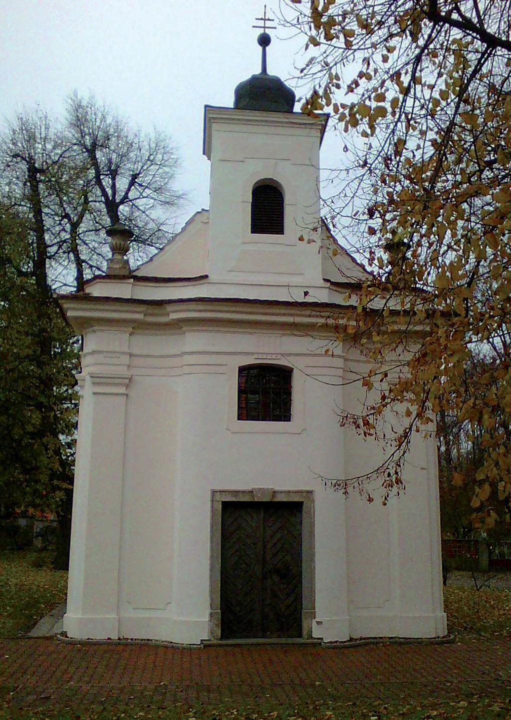 Kříž na kapli sv. Anny v tzv. Malé Vinoři, dnes v Satalicích. Kaple, jejíž autorství je připisováno Ignáci Kiliánu Dientzenhoferovi, byla postavena v roce 0.