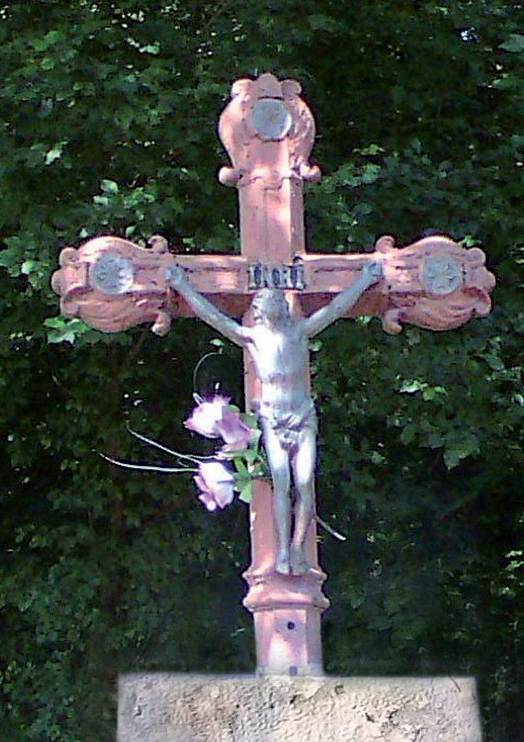 Kříž stojí na kraji Ctěnického háje u silnice do Přezletic. Jedná se rovněž o kříž rozlučkový.