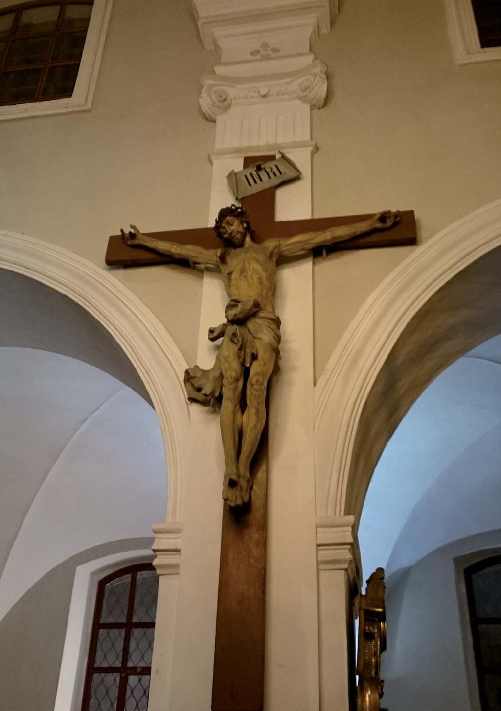 Kříž v kostele Povýšení svatého Kříže. Kostel samotný je nejstarší dochovanou stavbou ve Vinoři.