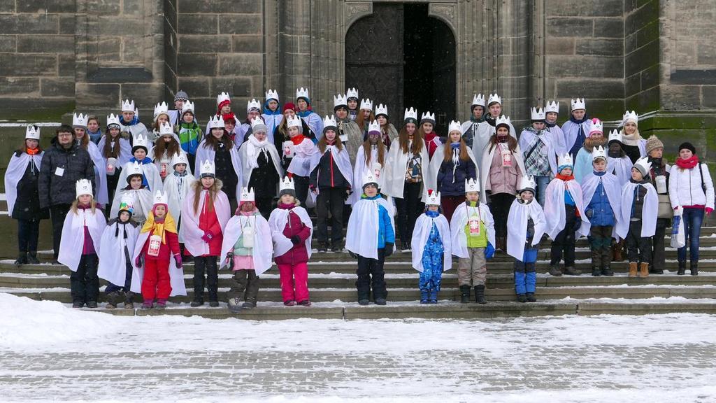 Tříkrálová sbírka 2017 Stalo se již tradicí, že Tříkráloví koledníci putují dům od domu a přinášejí lidem radostné poselství Vánoc o narození Jezulátka. Přitom prosí o dar na pomoc lidem v nouzi.